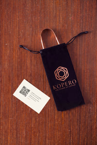 Raspador Lingual de Cobre Kopero en la bolsa de terciopelo con tarjeta y código QR