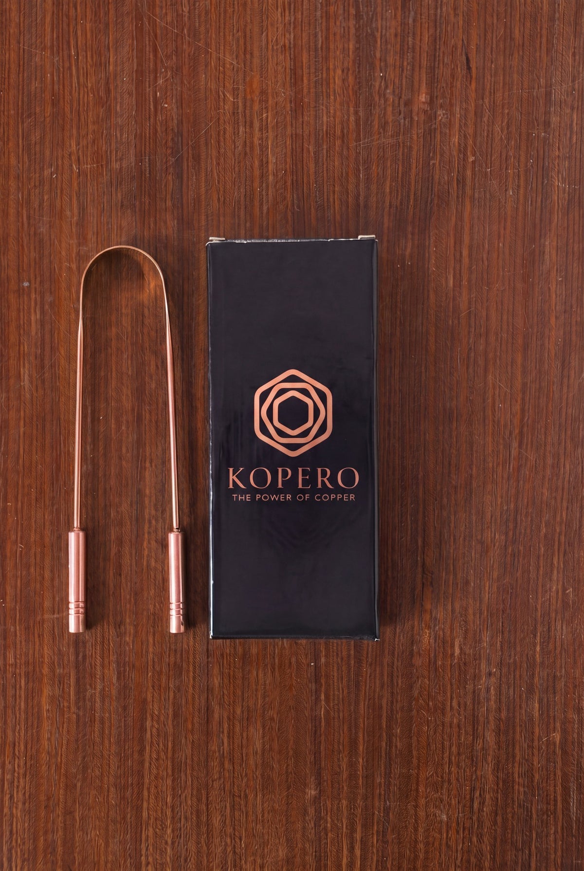 Raspador Lingual de Cobre Kopero junto a la caja de regalo negra