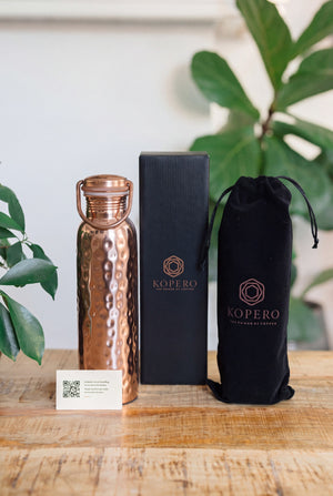 Botella de agua de cobre Kopero Martillado, con la caja Kopero negra, la bolsa de terciopelo y la tarjeta de agradecimiento