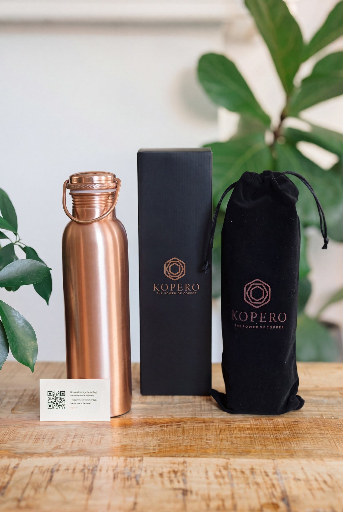 Botella de agua de cobre Kopero Liso, con la caja Kopero negra, la bolsa de terciopelo y la tarjeta de agradecimiento