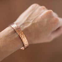 Kopero Premium Pulsera de Cobre Martillada, textura martillada en el brazalete de cobre en la muñeca