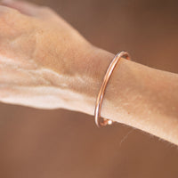Kopero Premium Pulsera de Cobre Redonda, foto detallada del brazalete redondo y liso sobre la piel