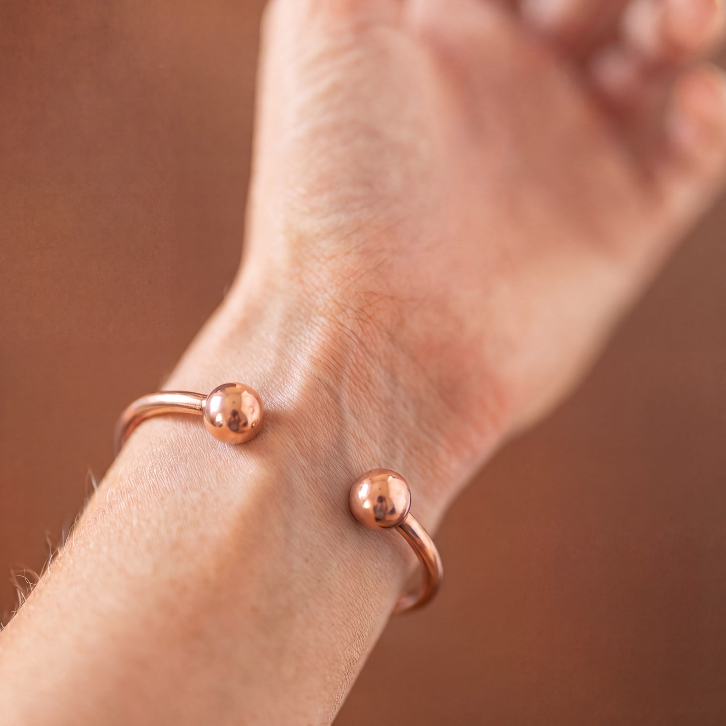 Kopero Premium Pulsera de Cobre Redonda, primer plano de los extremos abiertos con bolitas redondas
