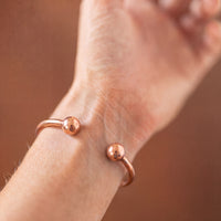 Kopero Premium Pulsera de Cobre Redonda, primer plano de los extremos abiertos con bolitas redondas