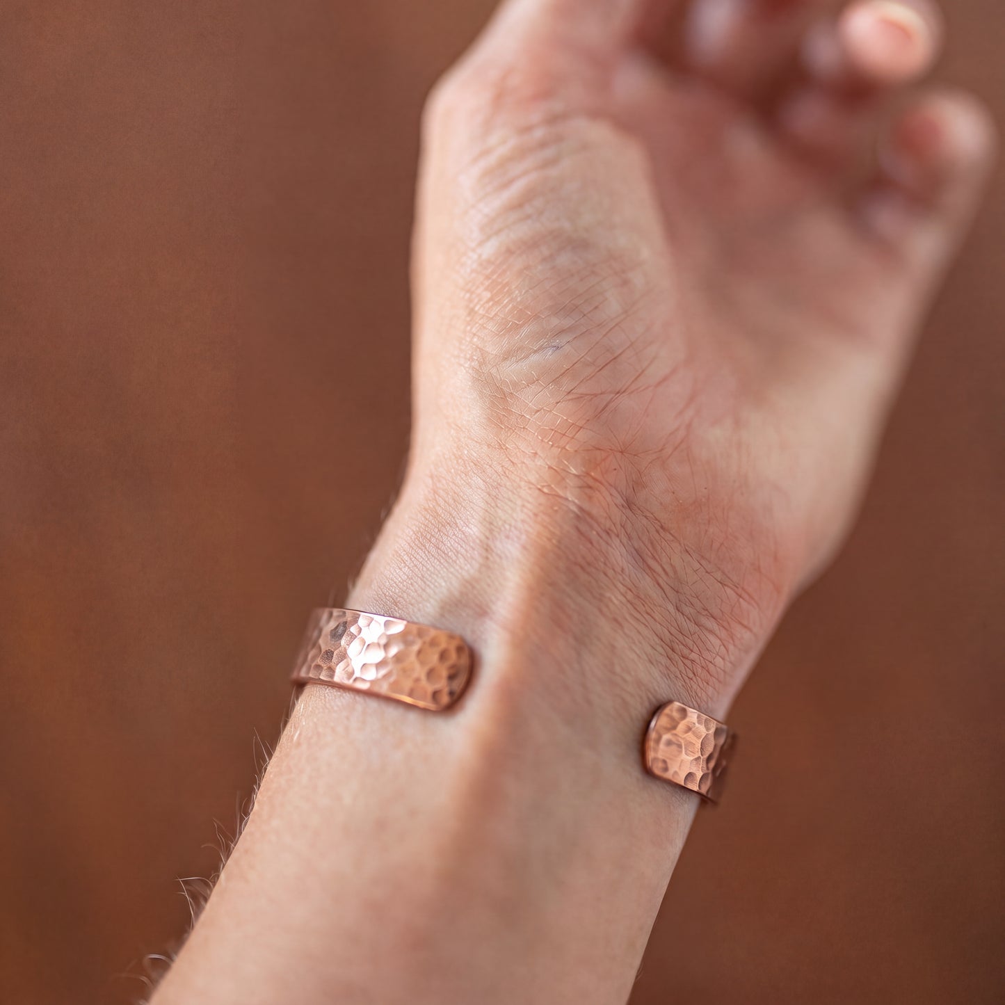 Kopero Premium Pulsera de Cobre Martillada, foto detallada de los extremos abiertos del brazalete martillado