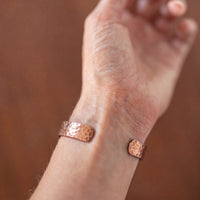 Kopero Premium Pulsera de Cobre Martillada, foto detallada de los extremos abiertos del brazalete martillado